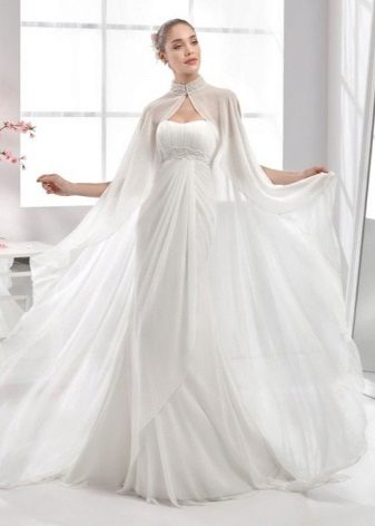 Сватбена рокля с обвивка