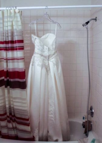 Séchage d'une robe de mariée sur un trempel