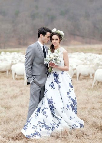 Weißes und blaues Brautkleid