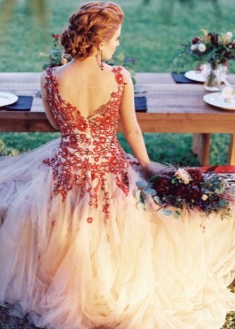 Skaisti balta un sarkana kāzu kleita no aizmugures