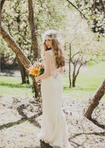 Bílé svatební šaty pro jarní barvy
