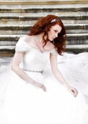 Fehér esküvői ruha egy vörös hajú lány számára
