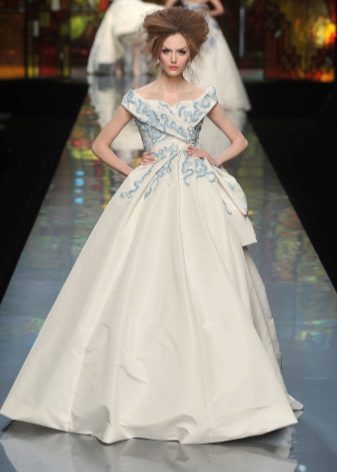 Gaun pengantin dengan sulaman biru