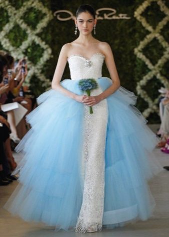 Hochzeitskleid mit einem blauen Rock