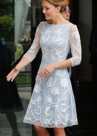 Красива бяла и синя рокля Кейт Мидълтън