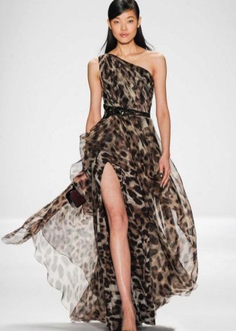 Chaussures noires sous une robe léopard