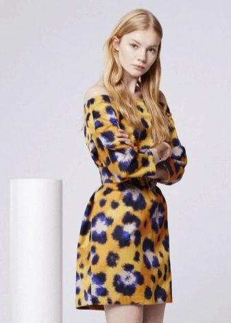 Estampado de leopardo en un vestido amarillo