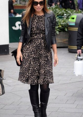 Giacca e stivali neri per un abito con stampa leopardata