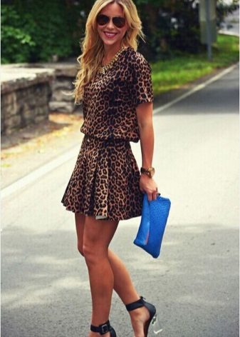 Modré sandály a spojka pro leopardí šaty