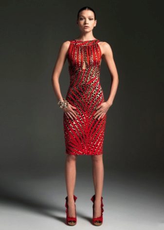 „Leopad“ įdėklai ant raudonos suknelės