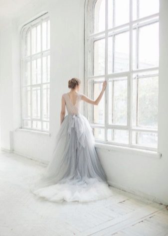 Piękna jasnoszara długa sukienka