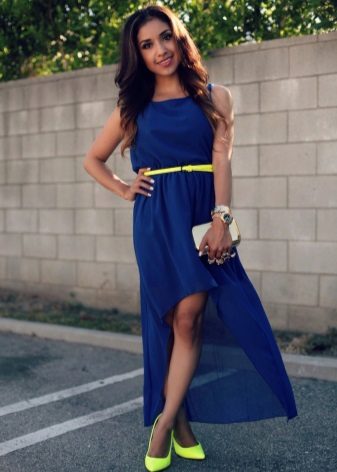 Scarpe gialle per un vestito blu scuro