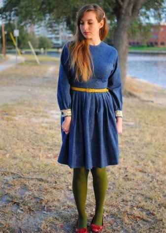 Collants verts pour une robe bleu marine