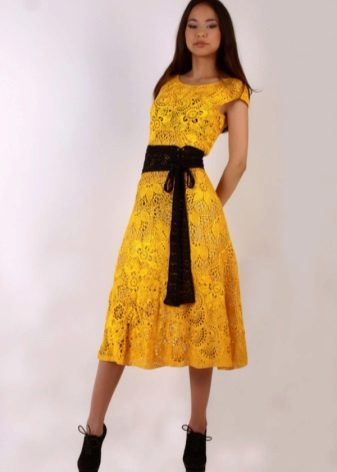 Жълта плетена рокля midi