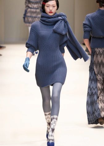 Плетена џемпер хаљина са шалом
