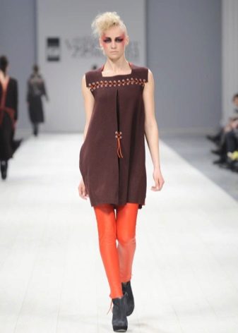 Oransje strømpebukser under en brun kjole