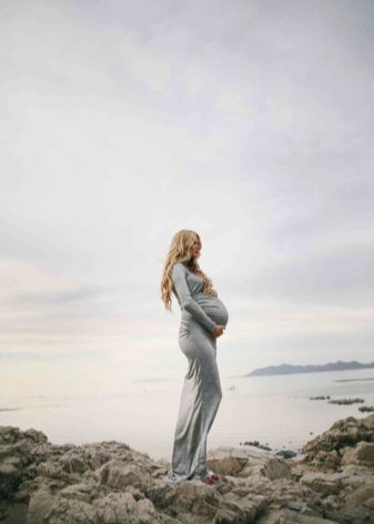 Photoshoot av en gravid kvinna i en klänning