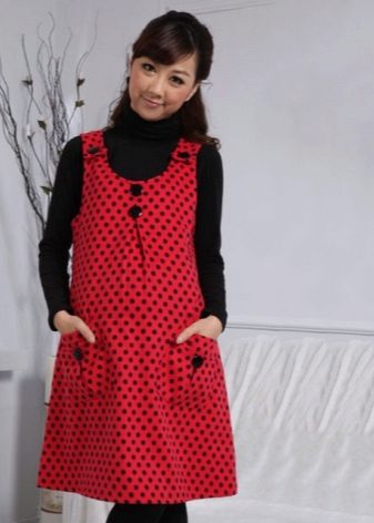 Crvena majčinska haljina s crnim polka točkicama