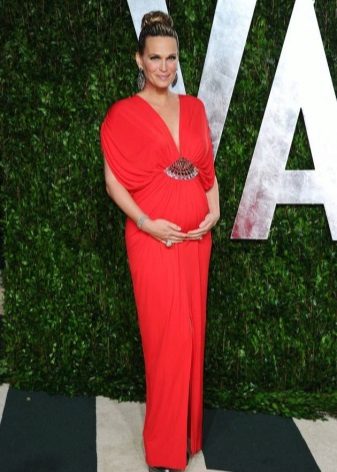 فستان أحمر طويل للنساء الحوامل