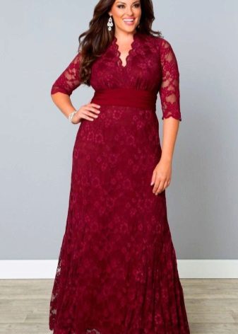 Дълга червена бургундска рокля с V-образно деколте за дебели жени
