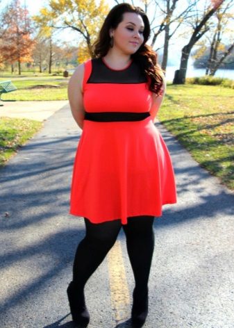 Црвена хаљина за жене са прекомерном тежином у комбинацији са црним вратом и црним каишем