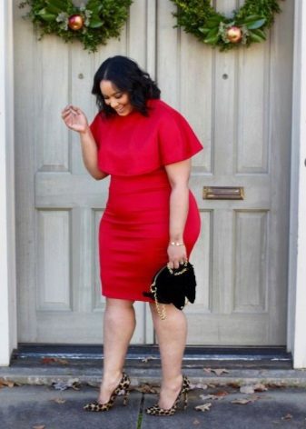 Sarkana kleita sievietēm ar lieko svaru kombinācijā ar melnu rokassomu un leoparda augstpapēžu kurpēm