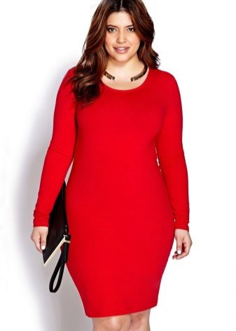 Sarkana kleita sievietēm ar lieko svaru