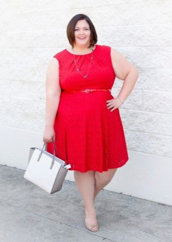Abito senza maniche rosso per donne in sovrappeso con silhouette a forma di A sotto il cinturino rosso