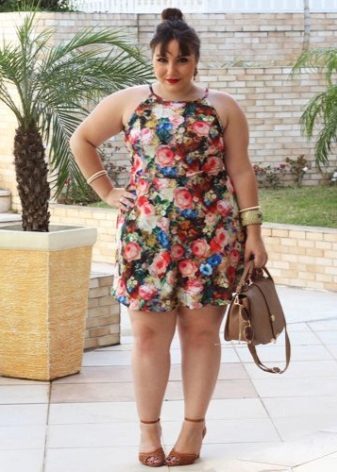 Một chiếc váy đơn giản cho phụ nữ béo phì có tầm vóc ngắn
