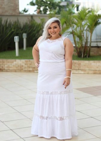 Duga haljina u bijeloj boji za žene s prekomjernom težinom kratkog rasta