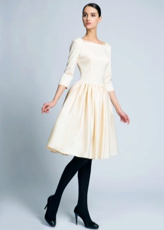 Млечна рокля със средна дължина
