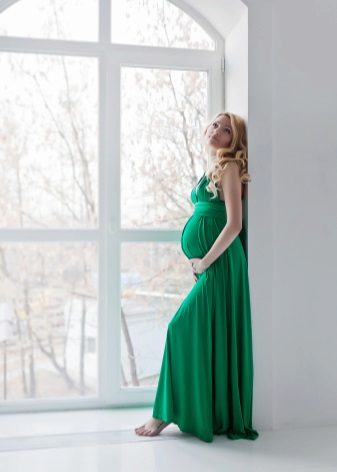 Κομψό φόρεμα για τις έγκυες γυναίκες