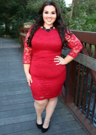 Дантелена рокля с червена обвивка за дебели жени