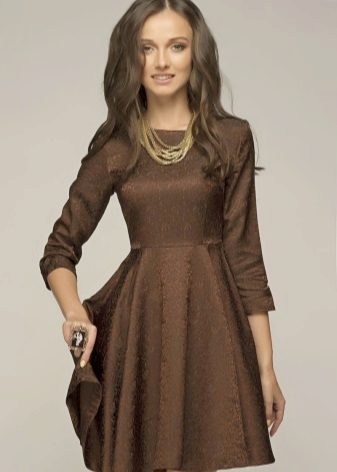 Kurzes Kleid in Schokoladenfarbe