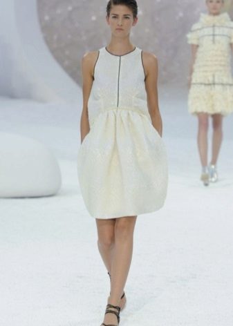 Amerikan armhole ile Chanel beyaz elbise