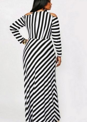 Duga prugasta crno-bijela haljina duljine poda jednostavnog kroja za debeluškinju (djevojku)