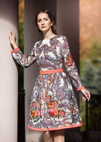 Skavu kleita krievu stilā vidēja garuma ar lielu un mazu rakstu