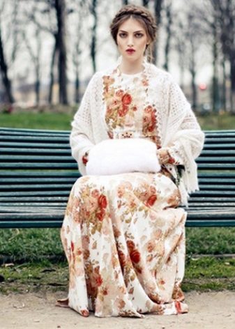 Robe et accessoires de style russe