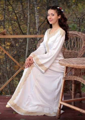 Balta suknelė su nėriniais rusų stiliaus