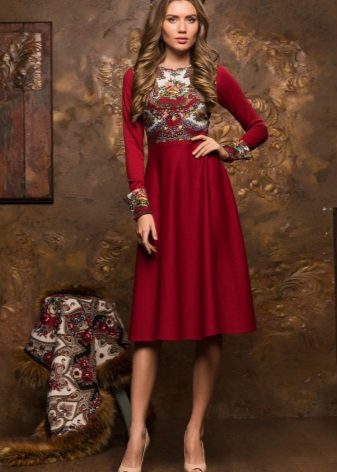 Rochie rusă de lungime medie, cu un model