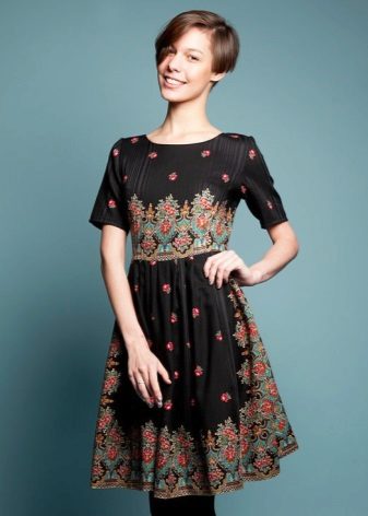 Suknelė rusiško stiliaus vidutinio ilgio