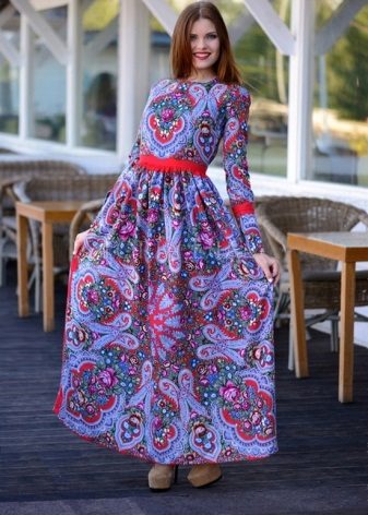 Ρωσικό λαϊκό μοντέρνο μακρύ φόρεμα