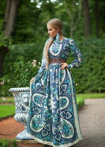 Hosszú vágott ruha, orosz stílusban