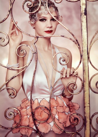 Šaty a šperky hrdinky Daisy z filmu The Great Gatsby
