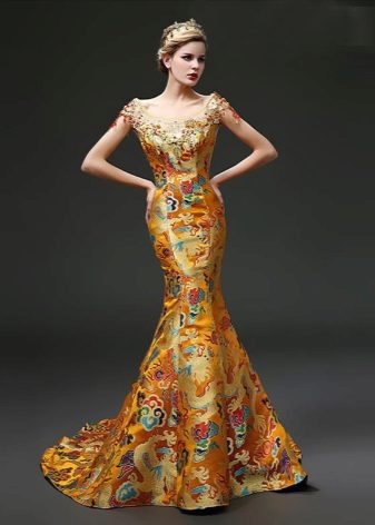 Ulusal desenleri ile oryantal tarzda altın elbise