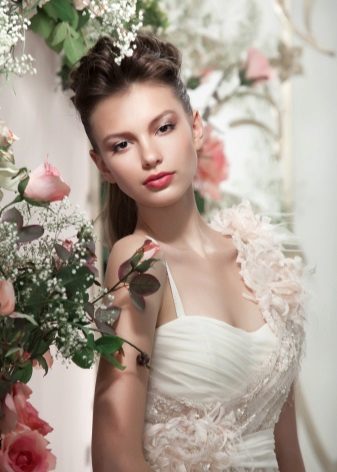 Flores de tecido em um vestido de noiva