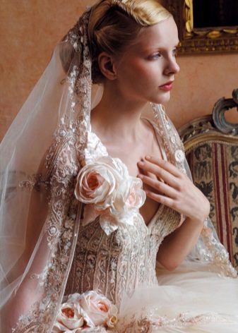 Flores de tela en un vestido de novia
