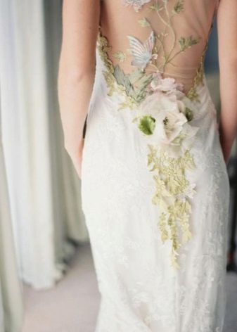 Flores nas costas de um vestido de noiva