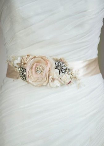 Ceinture de fleurs sur une robe de mariée
