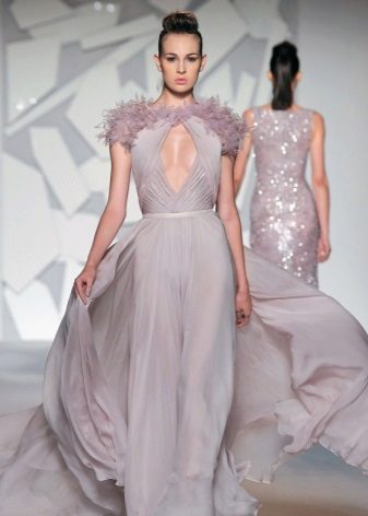 Kleid in grauem Lavendel